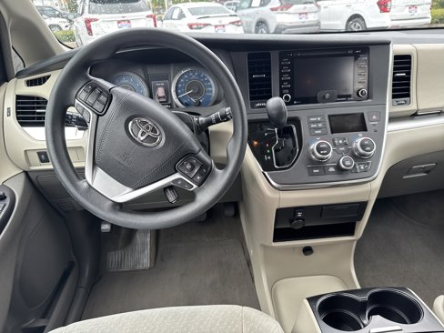 Used 2018 Toyota Sienna LE image 9