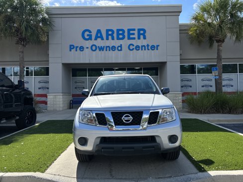 Used 2016 Nissan Frontier SV image 2