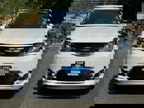 Used 2020 Chrysler Pacifica Touring-L image 5