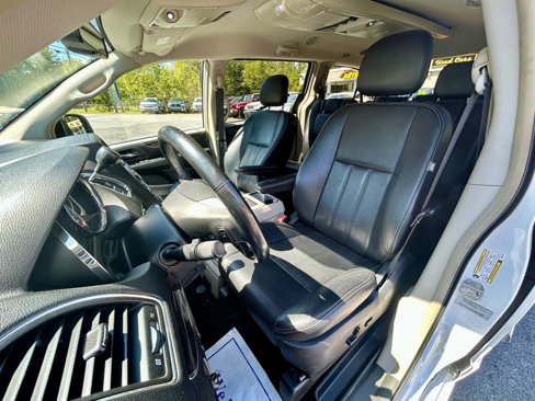 Used 2016 Chrysler Town & Country Touring image 11