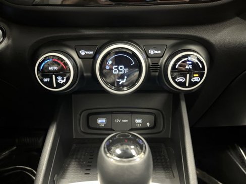 Used 2023 Hyundai Venue Limited image 19