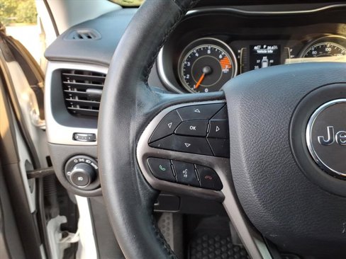 Certified 2019 Jeep Cherokee Latitude w/ Cold Weather Group image 12