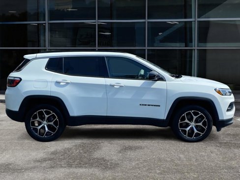 Used 2024 Jeep Compass Latitude image 4