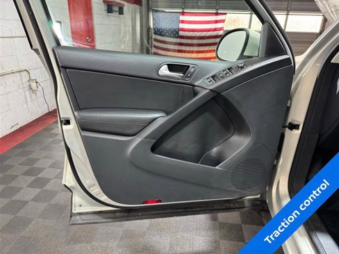 Used 2014 Volkswagen Tiguan SE image 8