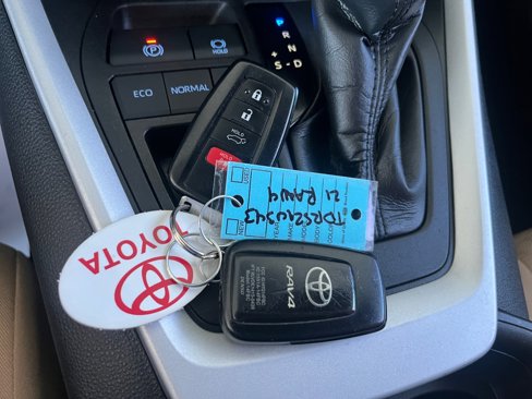 Used 2021 Toyota RAV4 XLE image 32