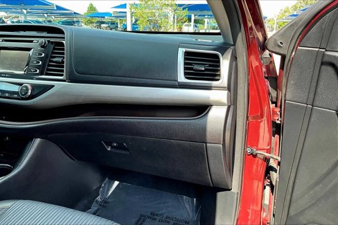 Used 2015 Toyota Highlander LE image 18