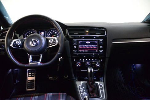 Used 2019 Volkswagen Golf S image 3