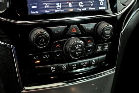 Used 2020 Jeep Grand Cherokee Limited w/ Luxury Group II image 24