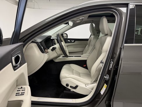 Used 2021 Volvo XC60 T5 Momentum w/ Protection Package image 17