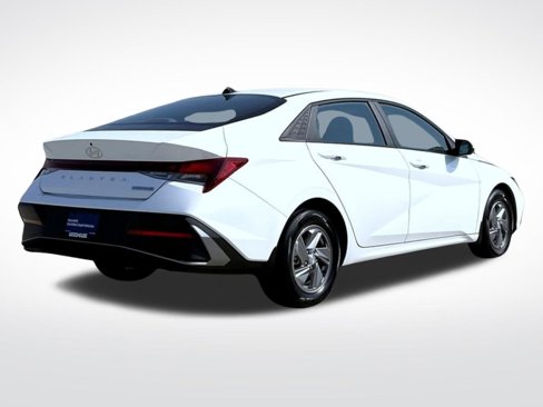 Certified 2025 Hyundai Elantra SE image 5