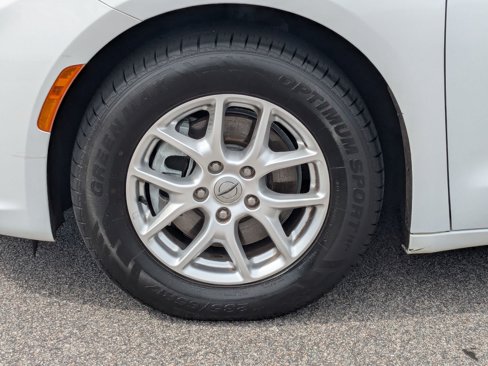 Used 2021 Chrysler Pacifica Touring-L image 3