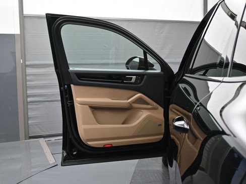 Certified 2023 Porsche Cayenne image 8