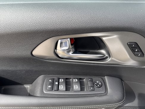 New 2025 Chrysler Pacifica Select image 3