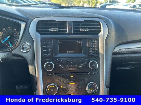 Used 2017 Ford Fusion SE image 25