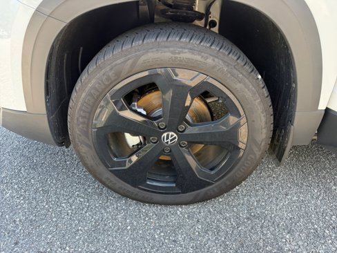 Used 2025 Volkswagen Taos SE image 30