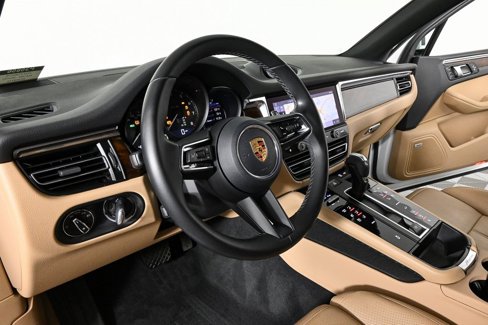Certified 2022 Porsche Macan image 4