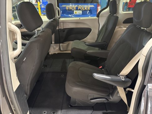 Used 2021 Chrysler Pacifica Touring w/ Cold Weather Group image 28