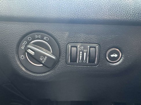 Used 2019 Chrysler 300 Limited image 28