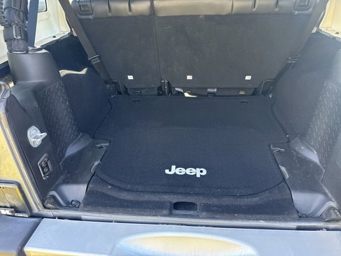 Used 2015 Jeep Wrangler Unlimited Sahara w/ Connectivity Group image 26