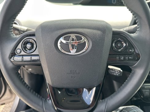 Used 2020 Toyota Prius Prime XLE image 2