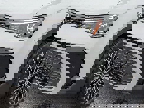 New 2025 Volkswagen Taos SE image 9