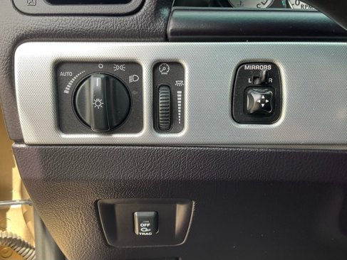 Used 2005 Ford Thunderbird image 38