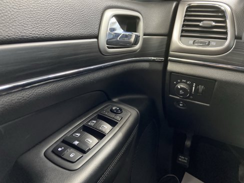 Used 2021 Jeep Grand Cherokee Limited image 25