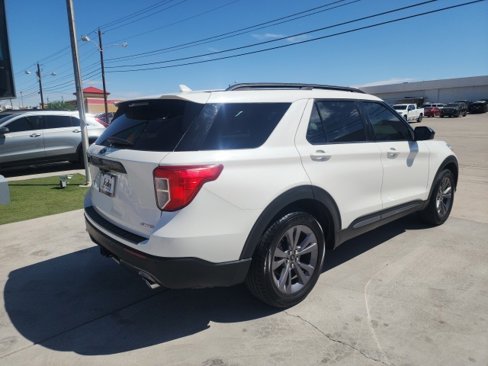 Used 2022 Ford Explorer XLT w/ Equipment Group 202A image 4