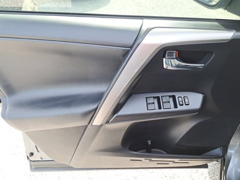 Used 2018 Toyota RAV4 XLE image 14