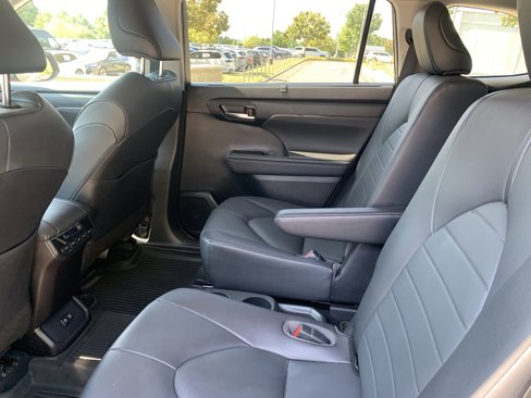 Used 2020 Toyota Highlander XLE image 33