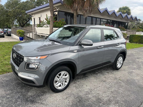 Used 2022 Hyundai Venue SE image 2