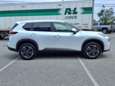 Used 2024 Nissan Rogue SV image 3