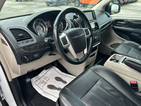 Used 2016 Chrysler Town & Country Touring image 15