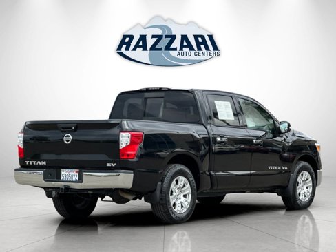 Used 2019 Nissan Titan SV image 3