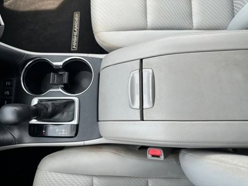 Used 2015 Toyota Highlander LE image 19