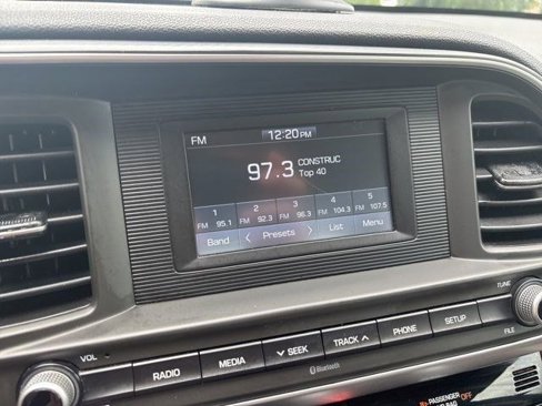Used 2020 Hyundai Elantra SE image 19