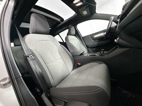 Certified 2025 Volvo XC40 B5 Core image 27