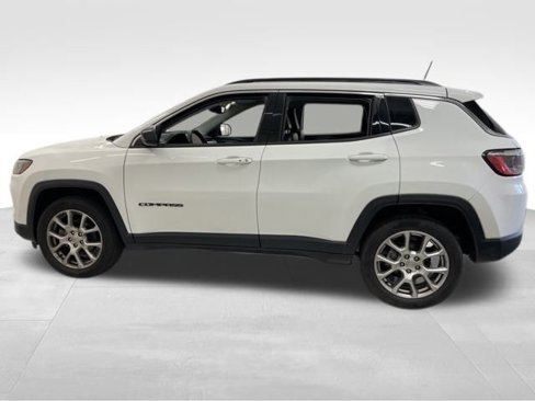 Used 2022 Jeep Compass Latitude image 3