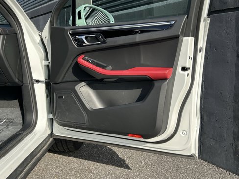 Certified 2025 Porsche Macan image 20