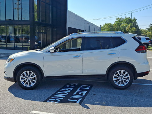 Used 2017 Nissan Rogue SV w/ Sun & Sound Touring Package image 4