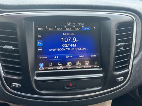 Used 2016 Chrysler 200 Limited w/ Convenience Group image 8