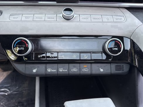 Certified 2023 Hyundai Elantra Limited image 30