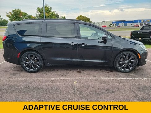 Used 2018 Chrysler Pacifica Limited image 8