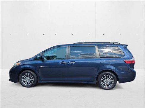 Used 2018 Toyota Sienna XLE image 8