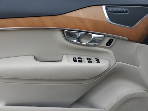 Used 2022 Volvo XC90 T6 Momentum image 12