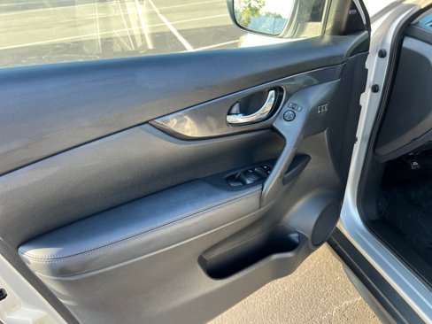 Used 2018 Nissan Rogue SV w/ Premium Package image 36