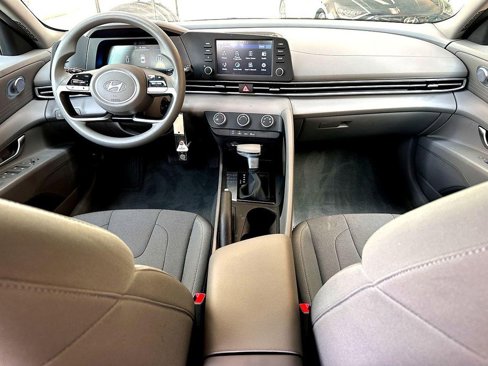 Used 2025 Hyundai Elantra SE w/ Cargo Package image 24