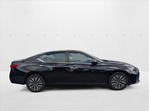 Used 2023 Nissan Altima 2.5 SV image 2