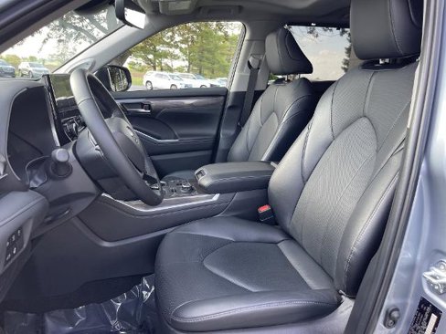 Used 2024 Toyota Highlander LE image 16
