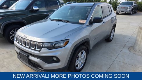 Used 2022 Jeep Compass Latitude image 1